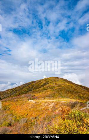 Herbstlaub-Landschaft der Myoko-Berge vom höchsten Punkt der Sado-Skyline der Sado-Insel und dem ATC-Radar der Air Self-Defense Force Stockfoto