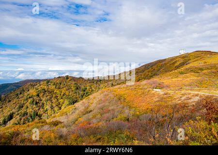 Herbstlaub-Landschaft der Myoko-Berge vom höchsten Punkt der Sado-Skyline der Sado-Insel und dem ATC-Radar der Air Self-Defense Force Stockfoto