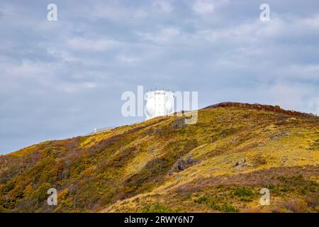 Herbstlaub-Landschaft der Myoko-Berge vom höchsten Punkt der Sado-Skyline der Sado-Insel und dem ATC-Radar der Air Self-Defense Force Stockfoto