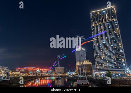 Nachtsicht auf Minato Mirai und Lichtspuren von Yokohama Aircabin Stockfoto