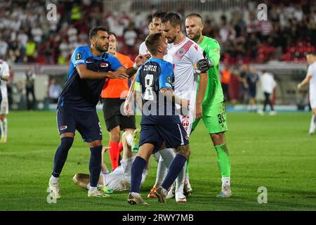 MOSTAR - Jordy Clasie von AZ Alkmaar (cl) streitet mit Filip Bradaric von HSK Zrinjski (cr) während des UEFA Conference League-Gruppe-E-Spiels zwischen HSK Zrinjski Mostar und AZ Alkmaar im Gradski Mostar Stadion am 21. September 2023 in Mostar, Bosnien und Herzegowina. ANP ED VAN DE POL Stockfoto