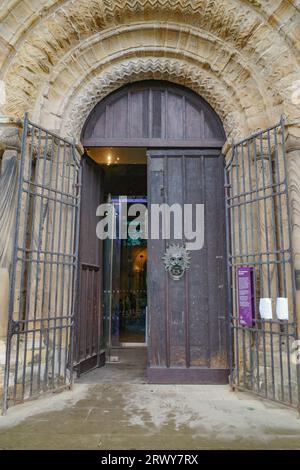 Durham, Großbritannien - 12. Juli 2023: The Sanctuary Knocker an der Nordtür der Kathedrale von Durham, England Stockfoto