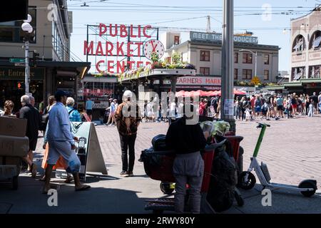 Seattle, USA. 28. Juli 2023. Leute auf der Pike Street beim Markt. Stockfoto