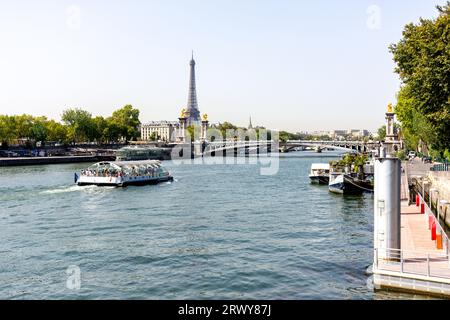 Pont Alexandre III und Eiffelturm auf der anderen Seite der seine, Port des Champs-Elysées, 8. Arrondissement, Paris, Île-de-France, Frankreich Stockfoto