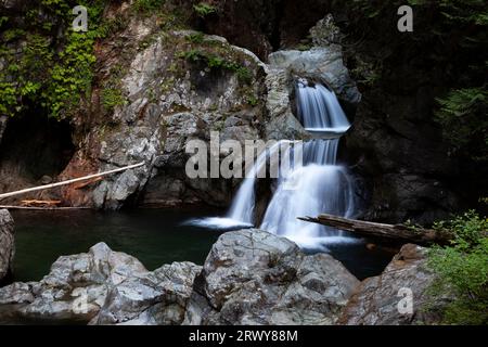 Der Lynn Creek fällt über die Twin Falls im Lynn Creek im Lynn Canyon Park in North Vancouver. Stockfoto