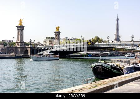 Touristenboot und Eiffelturm über die seine, Port des Champs-Elysées, 8. Arrondissement, Paris, Île-de-France, Frankreich Stockfoto