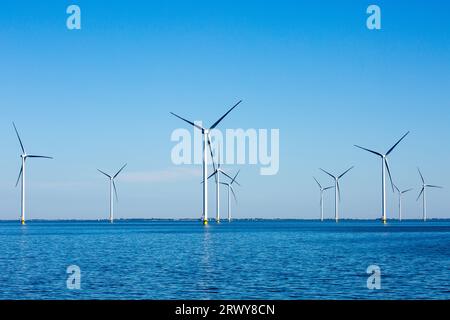 Windturbinen auf der Fryslan Windfarm am IJsselmeer (IJssel-See) in den Niederlanden. Windpark Fryslan am IJssel-See gebaut. Der Windpark umfasst 89 Turbinen mit einer Leistung von 4,3 Megawatt (MW). Jährlich produziert WFF 1.500.000 Megawattstunden. Der Windpark Fryslan ist der größte Windpark der Welt in einem Binnengewässer. Stockfoto