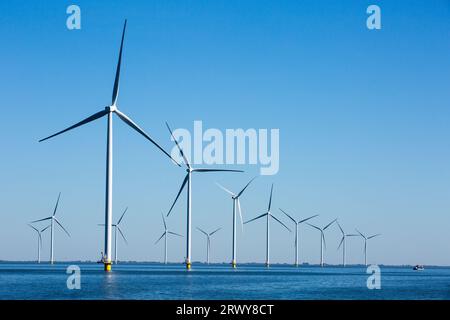 Windturbinen auf der Fryslan Windfarm am IJsselmeer (IJssel-See) in den Niederlanden. Windpark Fryslan am IJssel-See gebaut. Der Windpark umfasst 89 Turbinen mit einer Leistung von 4,3 Megawatt (MW). Jährlich produziert WFF 1.500.000 Megawattstunden. Der Windpark Fryslan ist der größte Windpark der Welt in einem Binnengewässer. Stockfoto