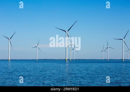 Windturbinen auf der Fryslan Windfarm am IJsselmeer (IJssel-See) in den Niederlanden. Windpark Fryslan am IJssel-See gebaut. Der Windpark umfasst 89 Turbinen mit einer Leistung von 4,3 Megawatt (MW). Jährlich produziert WFF 1.500.000 Megawattstunden. Der Windpark Fryslan ist der größte Windpark der Welt in einem Binnengewässer. Stockfoto