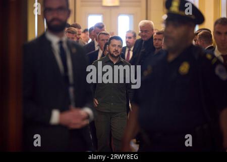 Washington, Usa. September 2023. Ukrainischer Präsident Wolodymyr Zelenskyy, Zentrum, spaziert durch die Hallen des Kapitols, 21. September 2023 in Washington, DC Credit: Ukraine Presidency/Ukrainian Pressesprecher/Alamy Live News Stockfoto