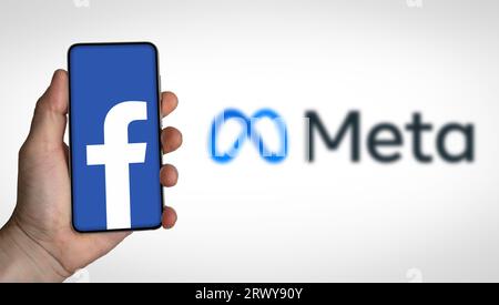 Facebook- bzw. Meta-Plattformen-Firmenlogo wird auf dem Smartphone angezeigt Stockfoto