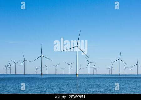 Breezanddijk, Niederlande. September 2023. Windturbinen auf der Fryslan Windfarm am IJsselmeer (IJssel-See) in den Niederlanden. Windpark Fryslan am IJssel-See gebaut. Der Windpark umfasst 89 Turbinen mit einer Leistung von 4,3 Megawatt (MW). Jährlich produziert WFF 1.500.000 Megawattstunden. Der Windpark Fryslan ist der größte Windpark der Welt in einem Binnengewässer. (Foto: Karol Serewis/SOPA Images/SIPA USA) Credit: SIPA USA/Alamy Live News Stockfoto