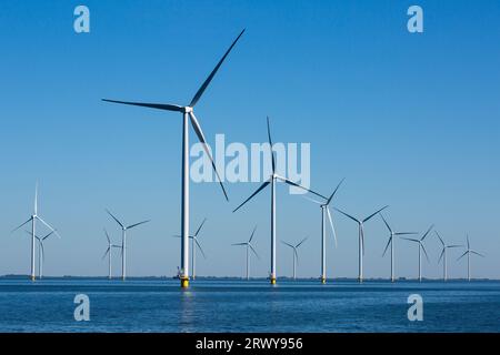 Breezanddijk, Niederlande. September 2023. Windturbinen auf der Fryslan Windfarm am IJsselmeer (IJssel-See) in den Niederlanden. Windpark Fryslan am IJssel-See gebaut. Der Windpark umfasst 89 Turbinen mit einer Leistung von 4,3 Megawatt (MW). Jährlich produziert WFF 1.500.000 Megawattstunden. Der Windpark Fryslan ist der größte Windpark der Welt in einem Binnengewässer. (Foto: Karol Serewis/SOPA Images/SIPA USA) Credit: SIPA USA/Alamy Live News Stockfoto