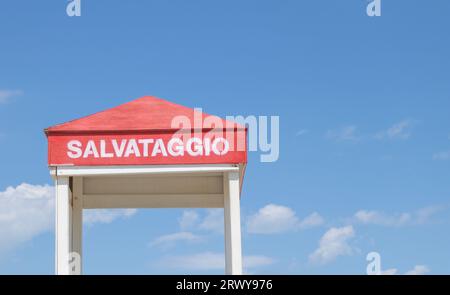 Rimini Beach Lifeguard Hut: Ein Hauch von italienischem Charme. Stockfoto