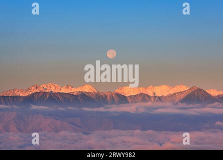 Der Morgenmond, die Hotaka-Bergkette und die Yarigatake-Bergkette von Ohgahana aus gesehen Stockfoto