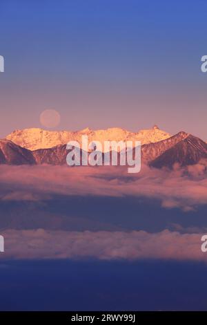 Der Morgenmond und Mt. Yarigatake aus Ohgahana gesehen Stockfoto