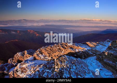 Der felsige Bergrücken bei Ohgahana im Neuschnee, der Mond am Morgen und die Bergkette einschließlich der Hotaka-Bergkette Stockfoto