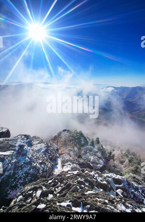 Mt. Fuji und Mt. Yatsugatake mit der Morgensonne, Wolken und frischem Schnee auf dem felsigen Kamm von Oogahana Stockfoto