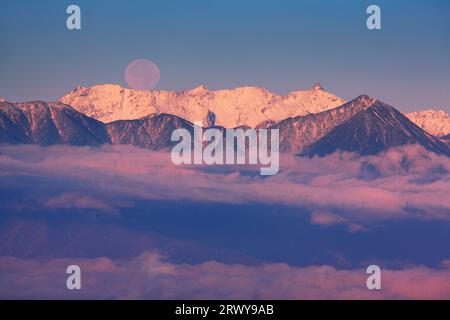 Der Morgenmond und Mt. Yarigatake aus Ohgahana gesehen Stockfoto