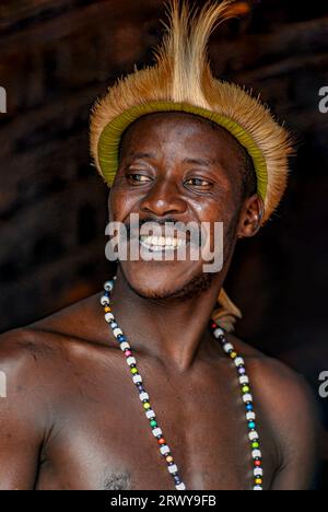 Einheimischer männlicher Zulu-Tänzer während der traditionellen Tracht während einer kulturellen Aufführung in Durban, Südafrika Stockfoto