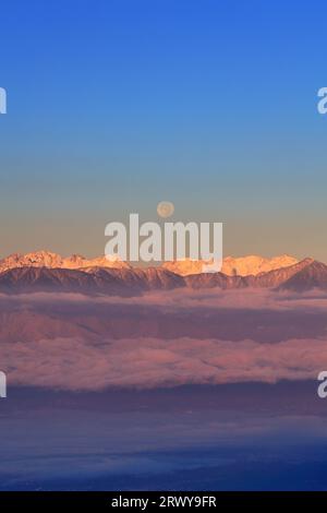 Der Morgenmond, die Hotaka-Bergkette und die Yarigatake-Bergkette von Ohgahana aus gesehen Stockfoto