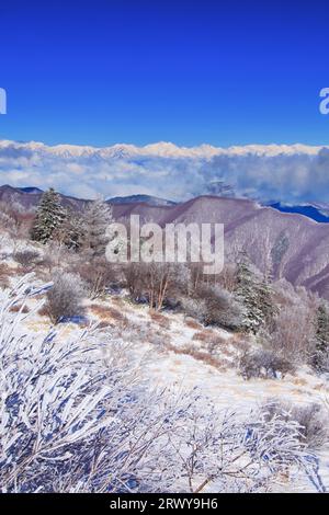 Fernsicht auf die Nordalpen mit Nebel und Eis und die Hakuba-Bergkette Stockfoto