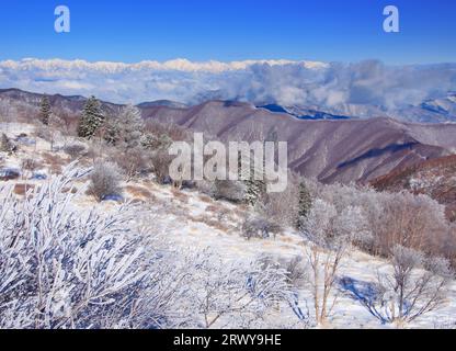 Fernsicht auf die Nordalpen mit Nebel und Eis und die Hakuba-Bergkette Stockfoto