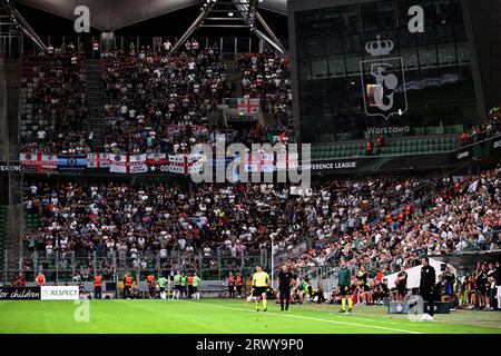 Eine allgemeine Ansicht der Fans auf den Tribünen während des Spiels der Gruppe E der UEFA Europa Conference League im Stadion Wojska Polskiego, Warschau. Bilddatum: Donnerstag, 21. September 2023. Stockfoto