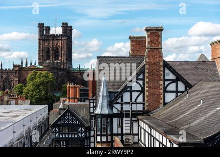 Chester ist eine ummauerte Stadt in Cheshire, England, berühmt für seine halbalten Gebäude im Tudor-Stil. Stockfoto