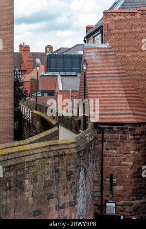 Chester ist eine ummauerte Stadt in Cheshire, England, berühmt für seine halbalten Gebäude im Tudor-Stil. Stockfoto