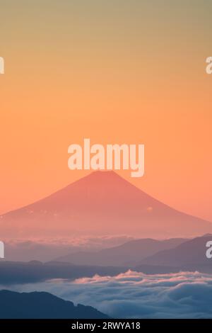 Mt. Fuji und Wolkenmeer am Morgen vom Takabotchi Plateau Stockfoto