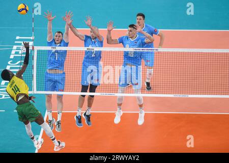 Toncek Stern, Alen Pajenk, Klemen Cebulj (Slowenien) blockiert Yaoussia Kavogo (Kamerun). Volleyball-Weltmeisterschaft 2022. Stockfoto