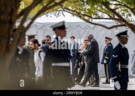 Washington, Vereinigte Staaten Von Amerika. September 2023. Washington, Vereinigte Staaten von Amerika. 21. September 2023. Der ukrainische Präsident Wolodymyr Zelenskyy spaziert mit dem US-Verteidigungsminister Lloyd Austin beim Pentagon 9/11 Memorial, 21. September 2023 in Washington, DC Credit: TSgt. Jack Sanders/DOD Photo/Alamy Live News Stockfoto