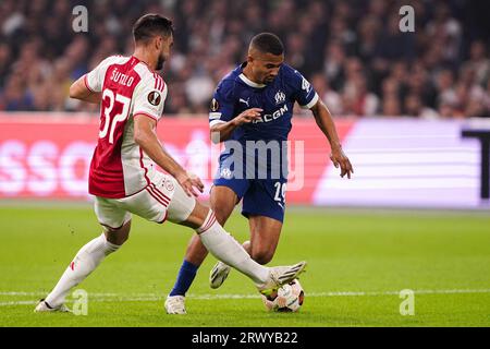 Amsterdam, Niederlande. September 2023. AMSTERDAM, NIEDERLANDE - 21. SEPTEMBER: Josip Sutalo vom AFC Ajax kämpft am 21. SEPTEMBER 2023 in der Johan Cruijff Arena in Amsterdam um den Besitz von Iliman Ndiaye von Olympique de Marseille während des UEFA Champions League-Spiels der Gruppe B zwischen Ajax und Olympique de Marseille. (Foto von Andre Weening/Orange Pictures) Kredit: Orange Pics BV/Alamy Live News Stockfoto