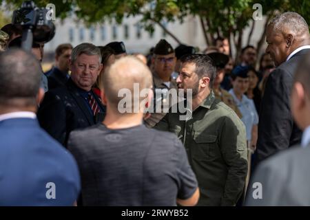 Washington, Vereinigte Staaten Von Amerika. September 2023. Washington, Vereinigte Staaten von Amerika. 21. September 2023. Der ukrainische Präsident Wolodymyr Zelenskyy, Zentrum, spricht kurz vor den Medien nach einer Kranzzeremonie beim Pentagon 9/11 Memorial, 21. September 2023 in Washington, DC Credit: TSgt. Jack Sanders/DOD Photo/Alamy Live News Stockfoto