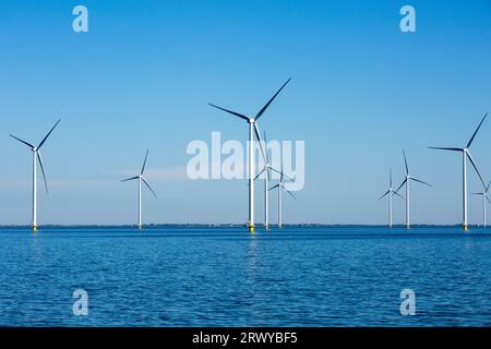 Breezanddijk, Niederlande. September 2023. Windturbinen auf der Fryslan Windfarm am IJsselmeer (IJssel-See) in den Niederlanden. Windpark Fryslan am IJssel-See gebaut. Der Windpark umfasst 89 Turbinen mit einer Leistung von 4,3 Megawatt (MW). Jährlich produziert WFF 1.500.000 Megawattstunden. Der Windpark Fryslan ist der größte Windpark der Welt in einem Binnengewässer. (Credit Image: © Karol Serewis/SOPA Images via ZUMA Press Wire) NUR REDAKTIONELLE VERWENDUNG! Nicht für kommerzielle ZWECKE! Stockfoto