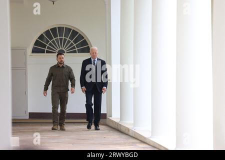 Washington, Usa. September 2023. US-Präsident Joe Biden und Präsident Volodymyr Zelenskyy aus der Ukraine spazieren entlang der Kolonnade zum Oval Office of the White House in Washington, DC am Donnerstag, den 21. September 2023.Credit: Julia Nikhinson/Pool via CNP Credit: Abaca Press/Alamy Live News Stockfoto