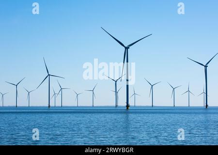 Breezanddijk, Niederlande. September 2023. Windturbinen auf der Fryslan Windfarm am IJsselmeer (IJssel-See) in den Niederlanden. Windpark Fryslan am IJssel-See gebaut. Der Windpark umfasst 89 Turbinen mit einer Leistung von 4,3 Megawatt (MW). Jährlich produziert WFF 1.500.000 Megawattstunden. Der Windpark Fryslan ist der größte Windpark der Welt in einem Binnengewässer. (Credit Image: © Karol Serewis/SOPA Images via ZUMA Press Wire) NUR REDAKTIONELLE VERWENDUNG! Nicht für kommerzielle ZWECKE! Stockfoto