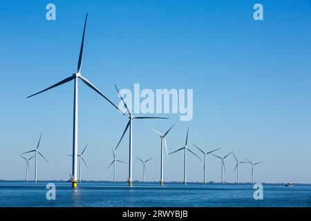 Breezanddijk, Friesland, Niederlande. September 2023. Windturbinen auf der Fryslan Windfarm im IJsselmeer (IJssel-See) in den Niederlanden.Windpark Fryslan im IJssel-See gebaut. Der Windpark umfasst 89 Turbinen mit einer Leistung von 4,3 Megawatt (MW). Jährlich produziert WFF 1.500.000 Megawattstunden. Der Windpark Fryslan ist der größte Windpark der Welt in einem Binnengewässer. (Credit Image: © Karol Serewis/SOPA Images via ZUMA Press Wire) NUR REDAKTIONELLE VERWENDUNG! Nicht für kommerzielle ZWECKE! Stockfoto