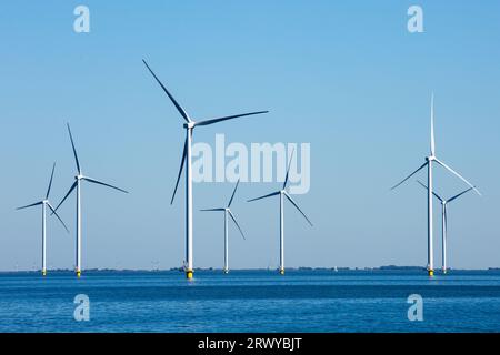 Breezanddijk, Niederlande. September 2023. Windturbinen auf der Fryslan Windfarm am IJsselmeer (IJssel-See) in den Niederlanden. Windpark Fryslan am IJssel-See gebaut. Der Windpark umfasst 89 Turbinen mit einer Leistung von 4,3 Megawatt (MW). Jährlich produziert WFF 1.500.000 Megawattstunden. Der Windpark Fryslan ist der größte Windpark der Welt in einem Binnengewässer. (Credit Image: © Karol Serewis/SOPA Images via ZUMA Press Wire) NUR REDAKTIONELLE VERWENDUNG! Nicht für kommerzielle ZWECKE! Stockfoto