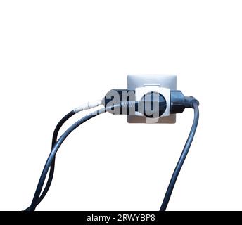 Einige elektrische Kabel, die an eine Steckdose auf einer transparenten Oberfläche angeschlossen sind Stockfoto