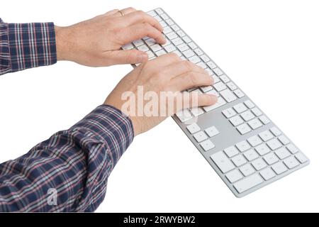 Die Hände eines Mannes auf einer Computertastatur auf einer transparenten Oberfläche Stockfoto