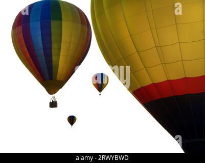 Farbige Heißluftballons auf einer transparenten Oberfläche Stockfoto