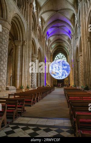 Durham, Großbritannien - 12. Juli 2023: Globus-Kunstwerk „Gaia“ in der Kathedrale von Durham, Durham City, County Durham, England Stockfoto