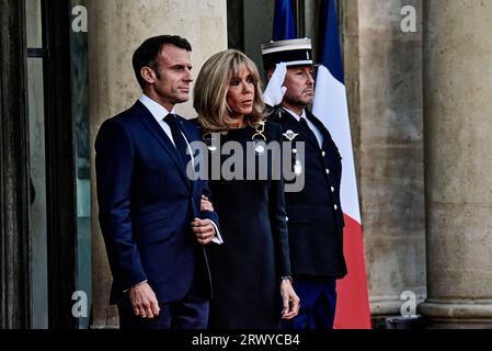 Frankreich/Paris - 21/09/2023 - Staatsbesuch von König Karl III. Und Königin Camilla in Frankreich. September 2023. Frankreich/Paris - der französische Präsident Emmanuel Macron und seine Frau Brigitte Macron trafen sich am 21. September 2023 anlässlich des Staatsbesuchs des britischen Monarchen in Frankreich mit König Karl III. Im Pariser Elysee-Palast. Quelle: LE PICTORIUM/Alamy Live News Stockfoto