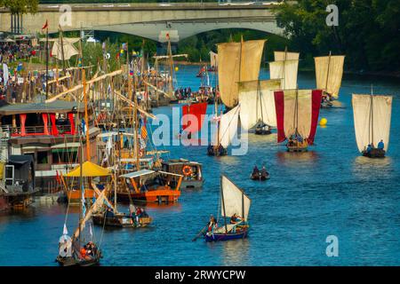 Frankreich, Loiret (45), Orleans, Loire River Festival 2023, traditionelle Segelboote, die den Fluss hinauffahren Stockfoto