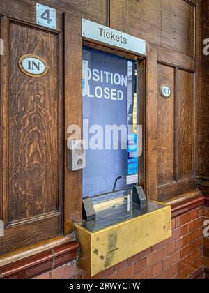 Ticketschalter am Bahnhof Manchester Victoria. Auf dem Schild steht, dass die Position geschlossen ist und keine Bahn- oder Bahnverkäufe stattfinden Stockfoto