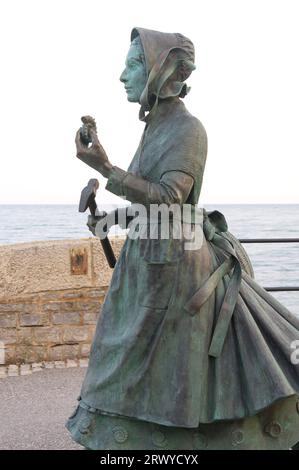 Bronzestatue der Pionierpaläontologin und Fossilienjägerin Mary Anning 1799-1847. Von der Bildhauerin Denise Dutton. Lyme Regis, Dorset, Jurassic Coast. Stockfoto