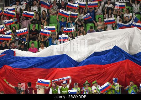 Slowenische Fans bei der Volleyball-Weltmeisterschaft 2022. Arena Stozice, Ljubljana Stockfoto