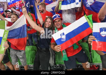 Slowenische Fans bei der Volleyball-Weltmeisterschaft 2022. Arena Stozice, Ljubljana Stockfoto